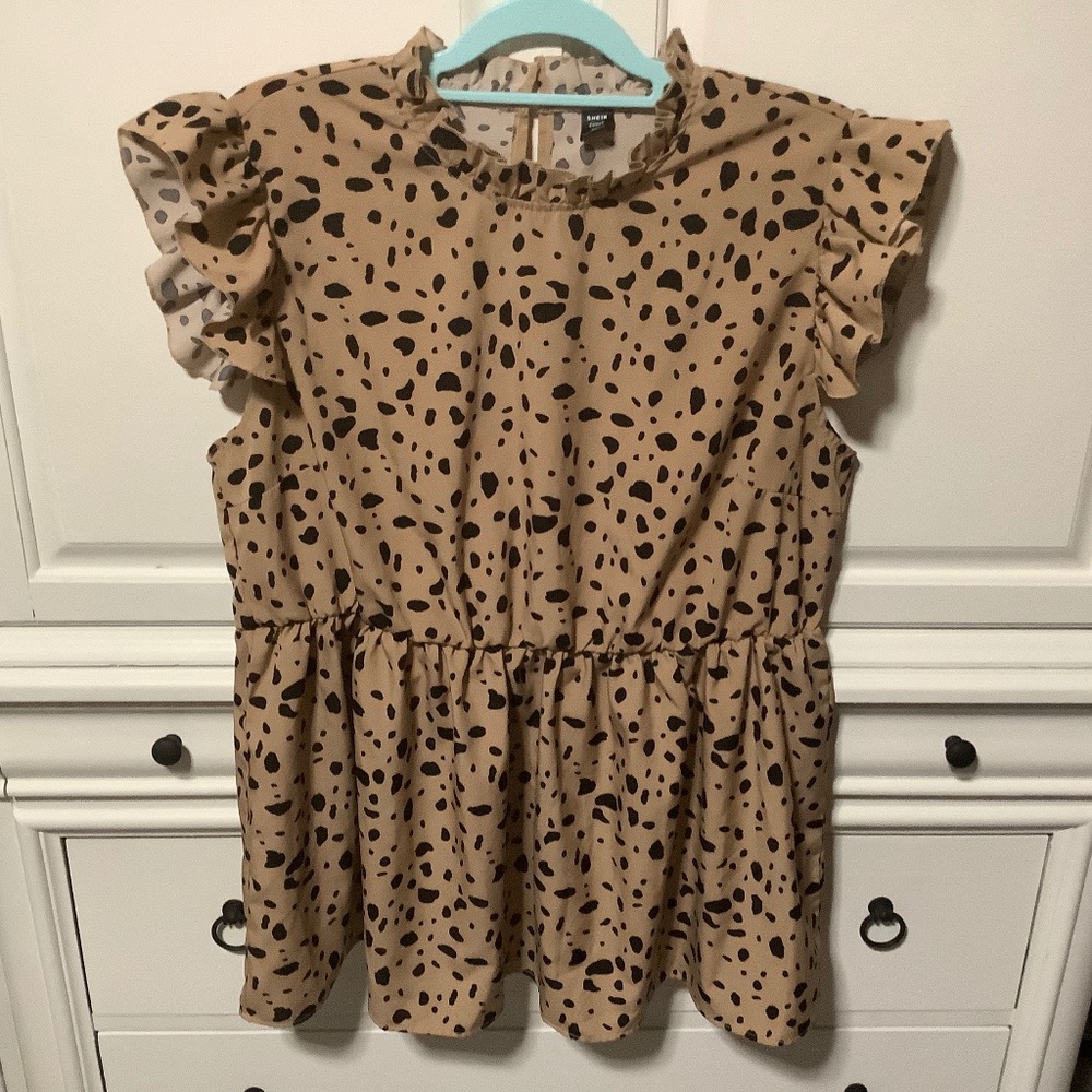 Ladies 2XL print top, ruffles at neck & sleeves. Button top back, elastic waist